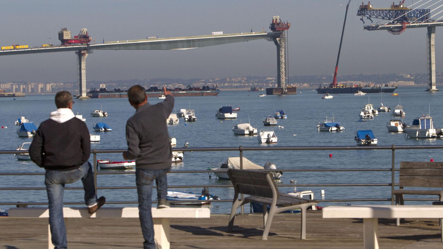Momento de la construcción en 2015 del segundo puente de la bahía de Cádiz. (EFE)