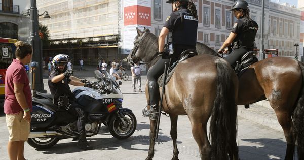 Foto: Imagen de archivo de varios agentes de la Policía Nacional patrullan en la Plaza de la Puerta del Sol en Madrid