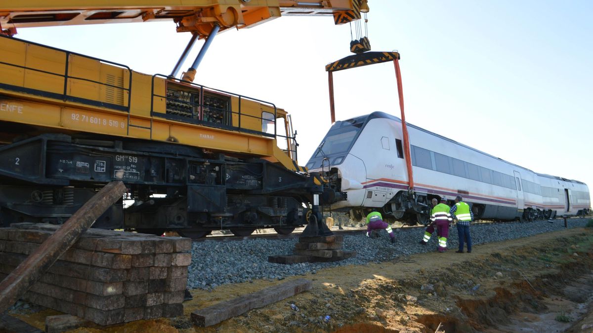 Reabierta la vía afectada por el descarrilamiento de un tren en Arahal 
