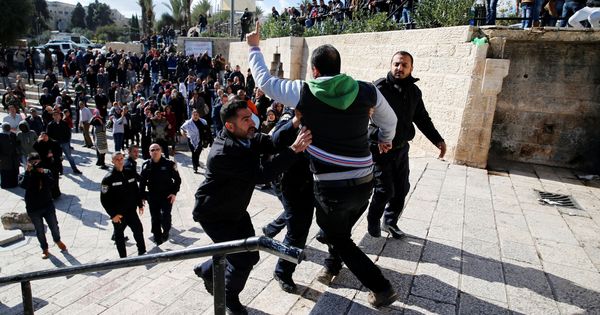 Foto: Policías israelíes detienen a un palestino que protesta contra la decisión de Trump, cerca de la puerta de Damasco, en Jerusalén. (Reuters) 