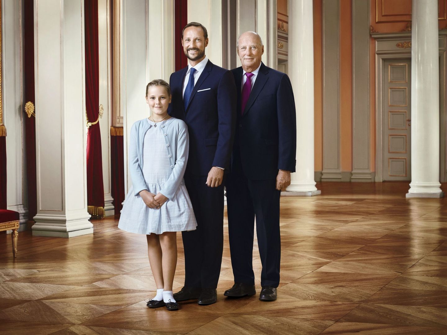 Foto oficial del rey Halard de Noruega y sus herederos, el príncipe Haakon y su hija, Ingrid Alexandra. (Efe)