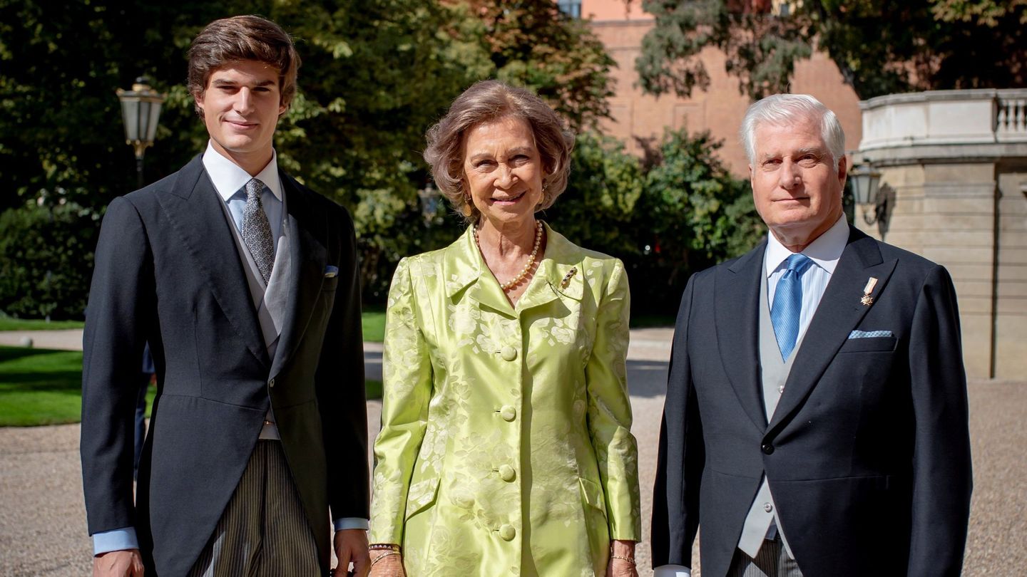 Carlos Fitz-James Stuart junto a la reina Sofía y su padre en la boda de su hermano Fernando. (EFE)