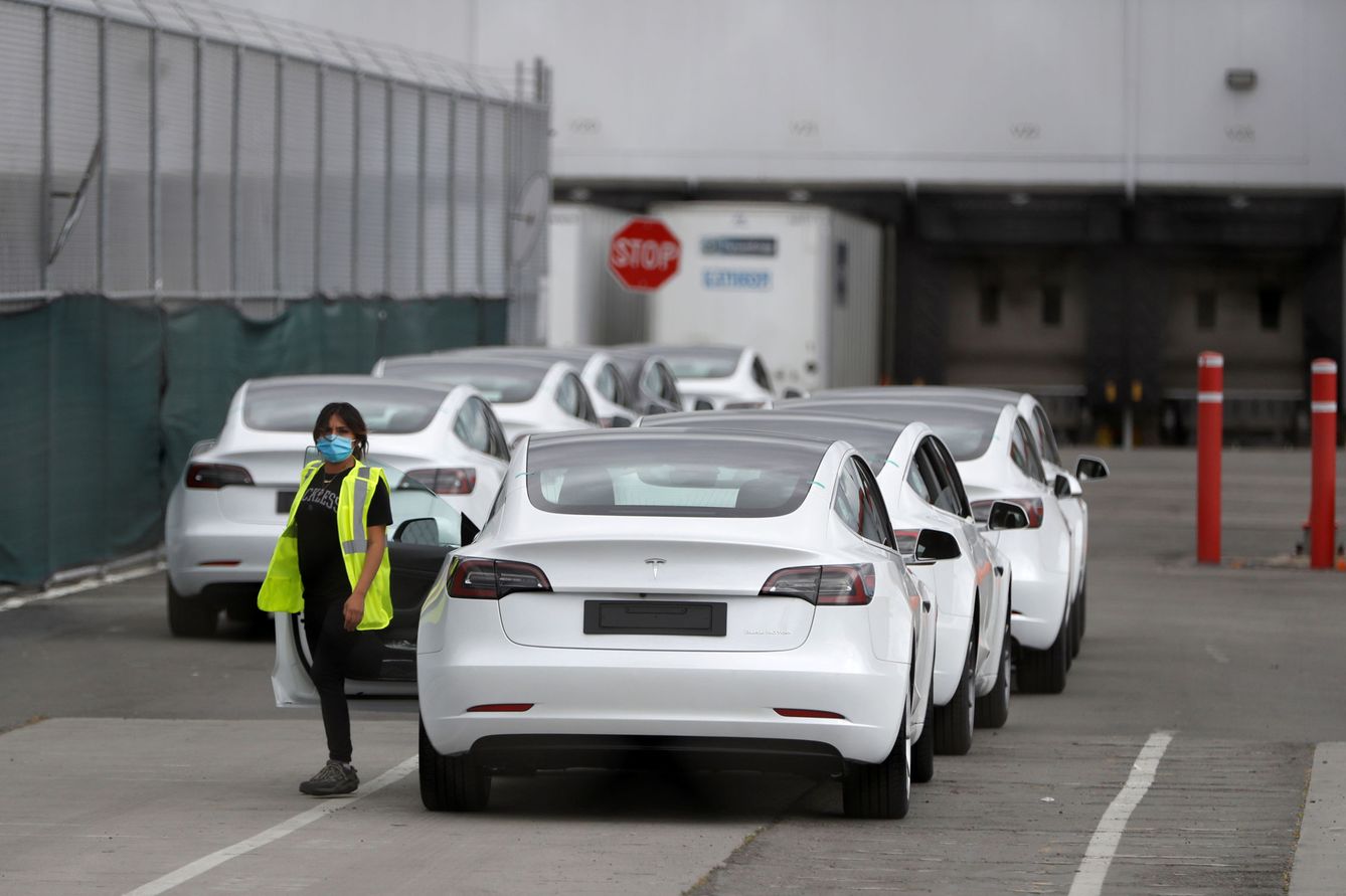 Fila de Tesla Model 3 recien fabricados. (Reuters)