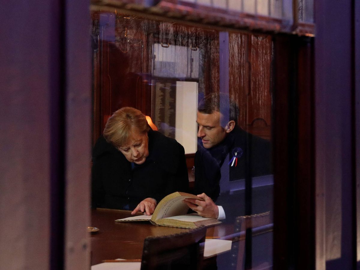 Foto: ¿Me lo firmas, Angela? (Foto: Reuters/Philippe Wojazer.)
