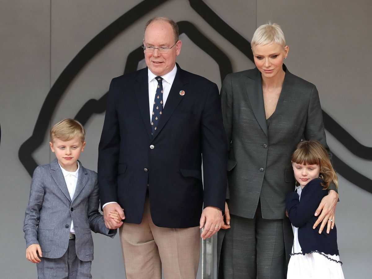 Foto: Charlène de Mónaco, con su familia en su primera reaparición en un acto oficial. (Cordon Press)