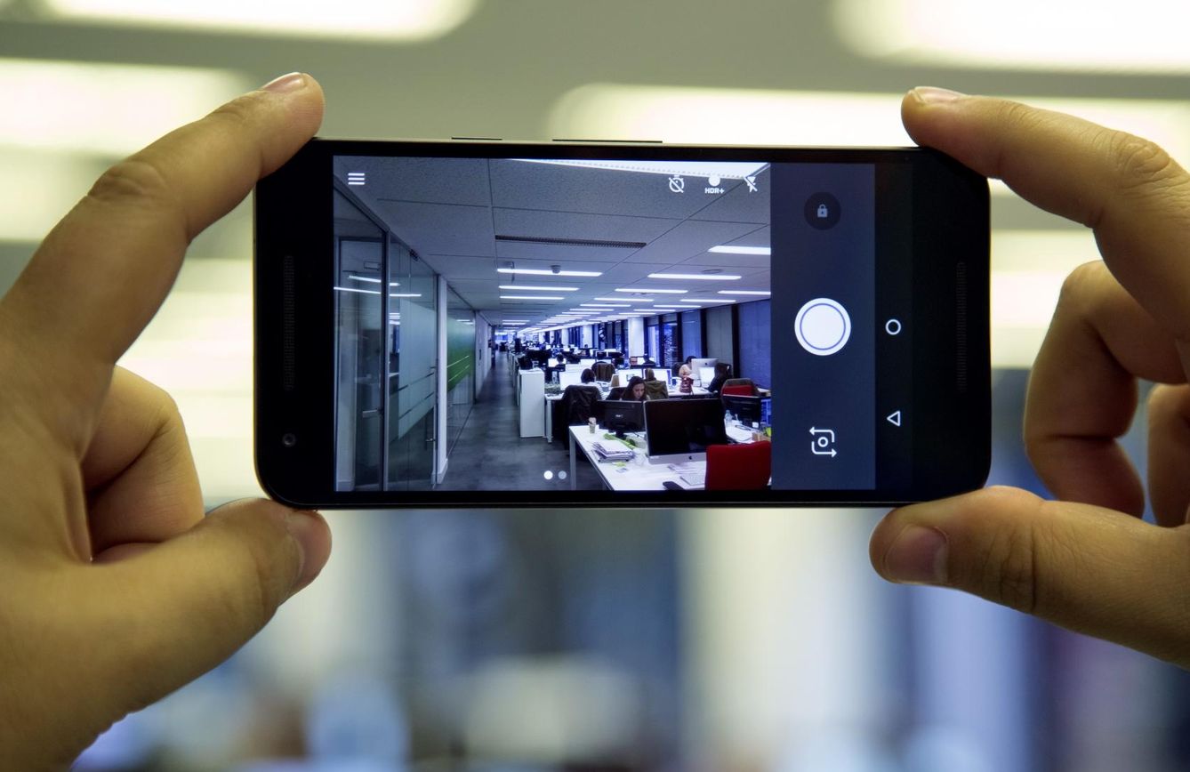 Nexus 5X monta una cámara de 12.3 megapíxeles (Foto: Javier Martínez)
