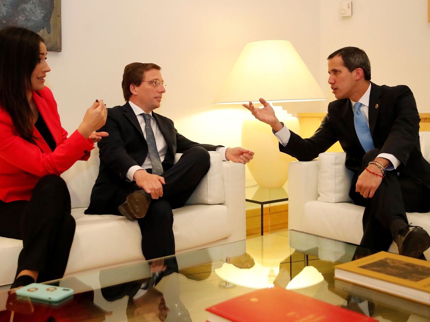 Juan Guaidó, junto a José Luis Martínez-Almeida y Begoña Villacís, en el ayuntamiento de Madrid el pasado 25 de enero. (EFE)