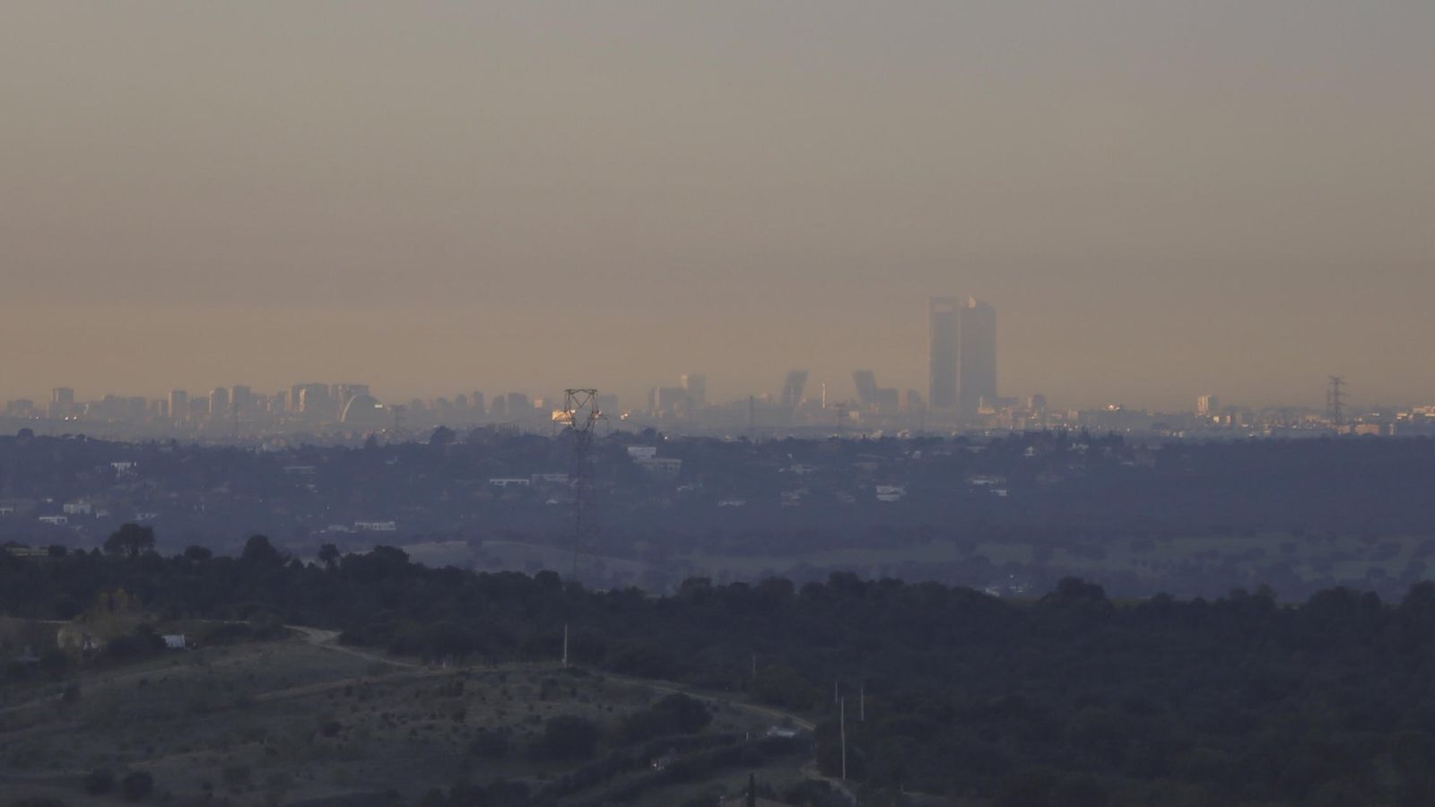 Foto: Vista de la contaminación sobre la capital en una fotografía tomada desde la localidad madrileña de Paracuellos del Jarama. (EFE)