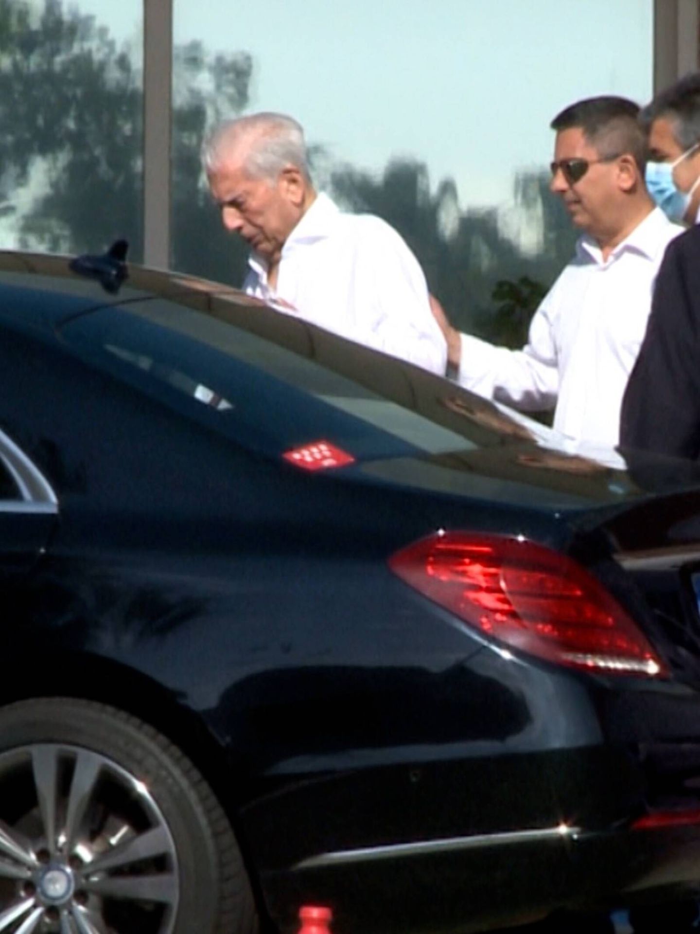 Mario Vargas Llosa y Álvaro Vargas Llosa, a su salida del hospital en Madrid. (Europa Press)