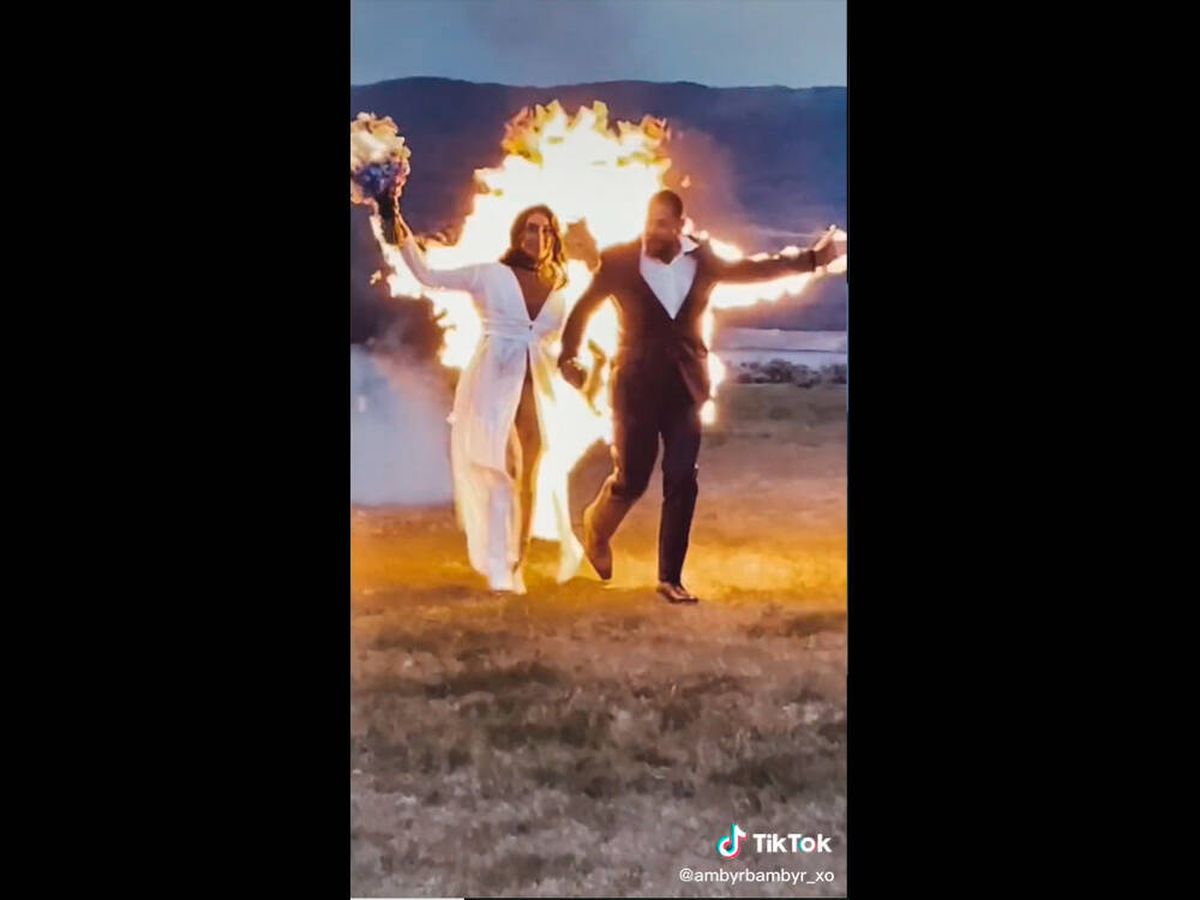 Foto: Los novios que se quemaron 'a lo bonzo' en su boda (TikTok/ambyrbambyr_xo)