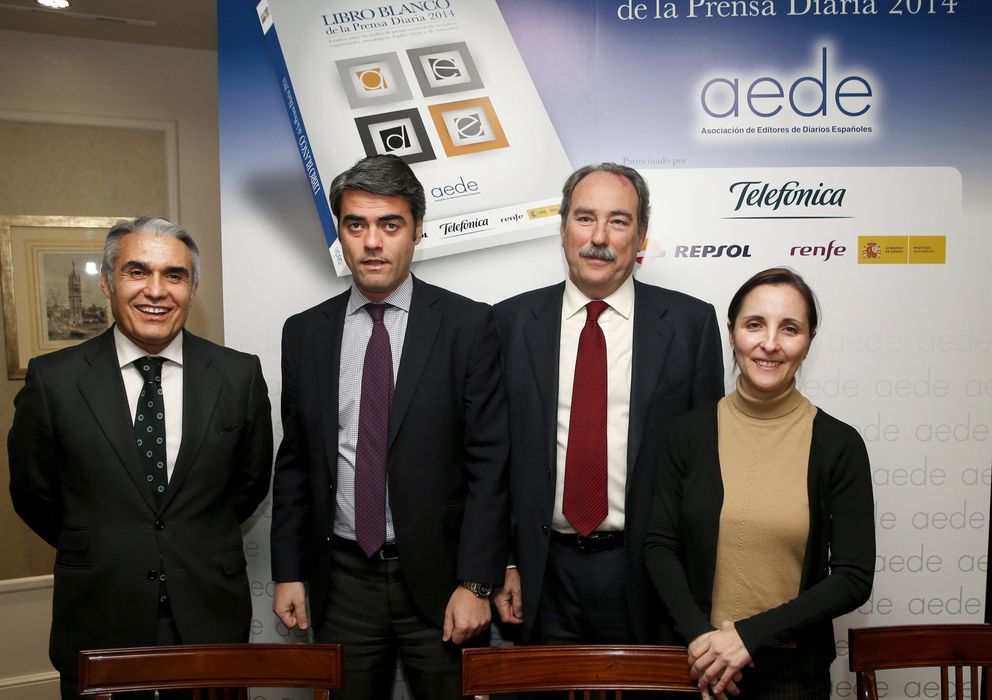 Foto: El presidente saliente, Luis Enríquez (segundo por la izquierda), durante la presentación del 'Libro blanco de la prensa diaria 2014'. (EFE)