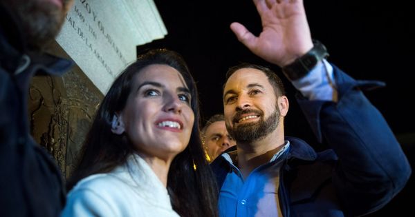 Foto: El candidato a la presidencia del Gobierno Santiago Abascal y Rocío Monasterio, líder de Vox en Madrid, durante el acto de inicio de campaña. (EFE)