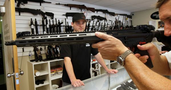 Foto: Un posible comprador examina un fusil de asalto AR-15 en una tienda de armas de Provo, Utah, en junio de 2016. (Reuters)