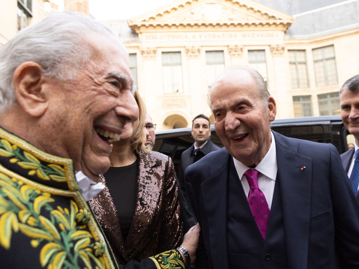 Foto: Mario Vargas Llosa y el rey Juan Carlos I, en París. (EFE/Teresa Suarez)