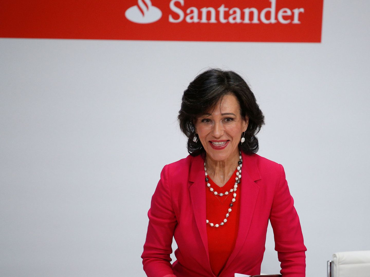 Ana Botín, presidenta de Santander, durante la rueda de prensa posterior a la compra del Popular, en 2017. (Reuters)