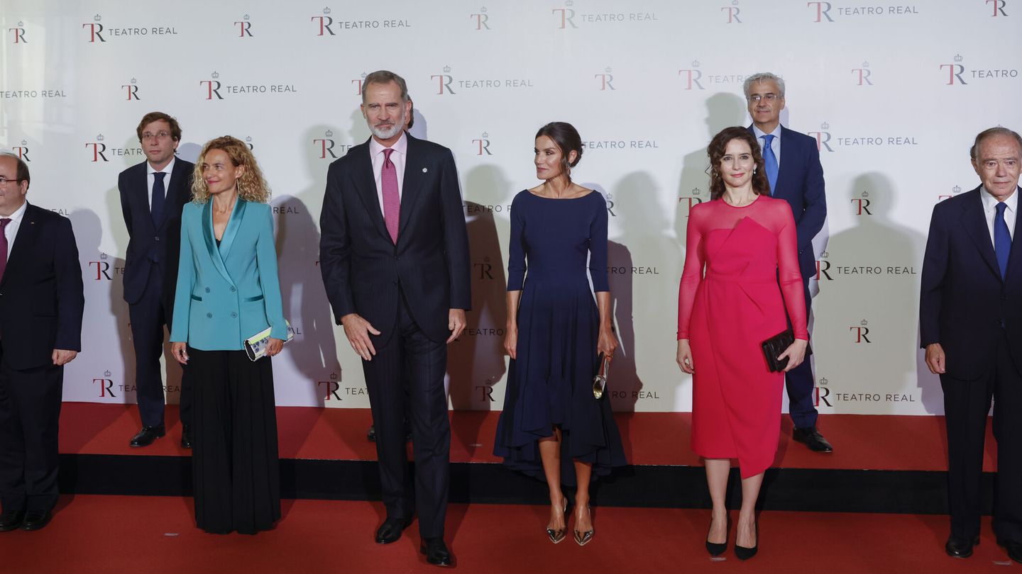Los reyes Felipe VI y Letizia, junto a otras autoridades que asistieron al estreno de 'Aida'. (EFE/Juanjo Martín) 