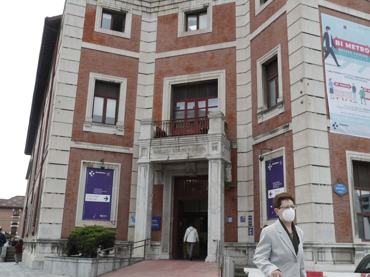 Foto: Una mujer sale del Hospital de Basurto, en Bilbao. (EFE)