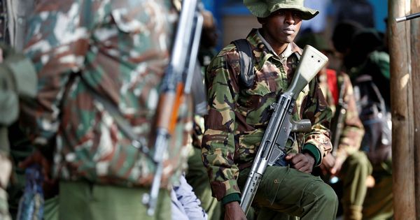 Foto: Soldados kenianos esperan ser desplegados por centros electorales de Nairobi, el 7 de agosto de 2017. (Reuters)