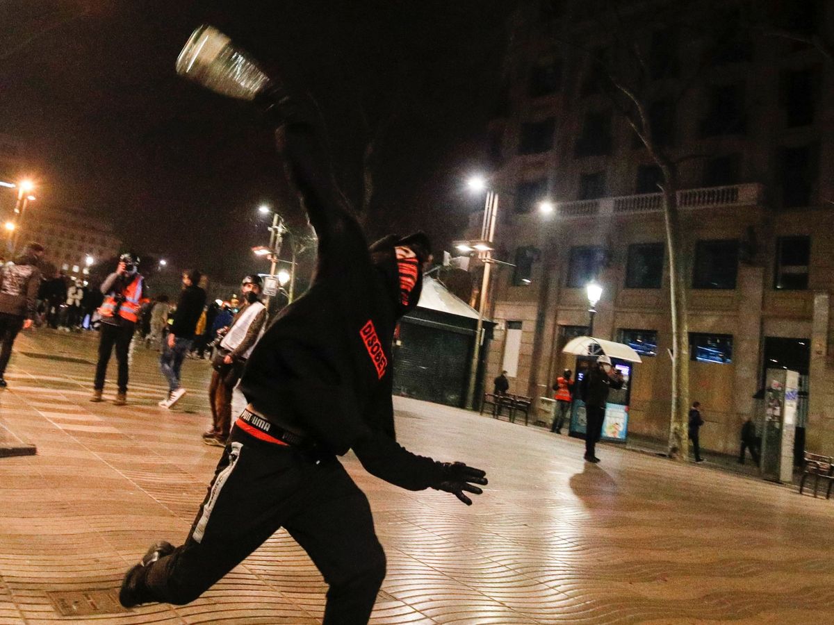 Foto: Un manifestante causando disturbios en Barcelona. (EFE)