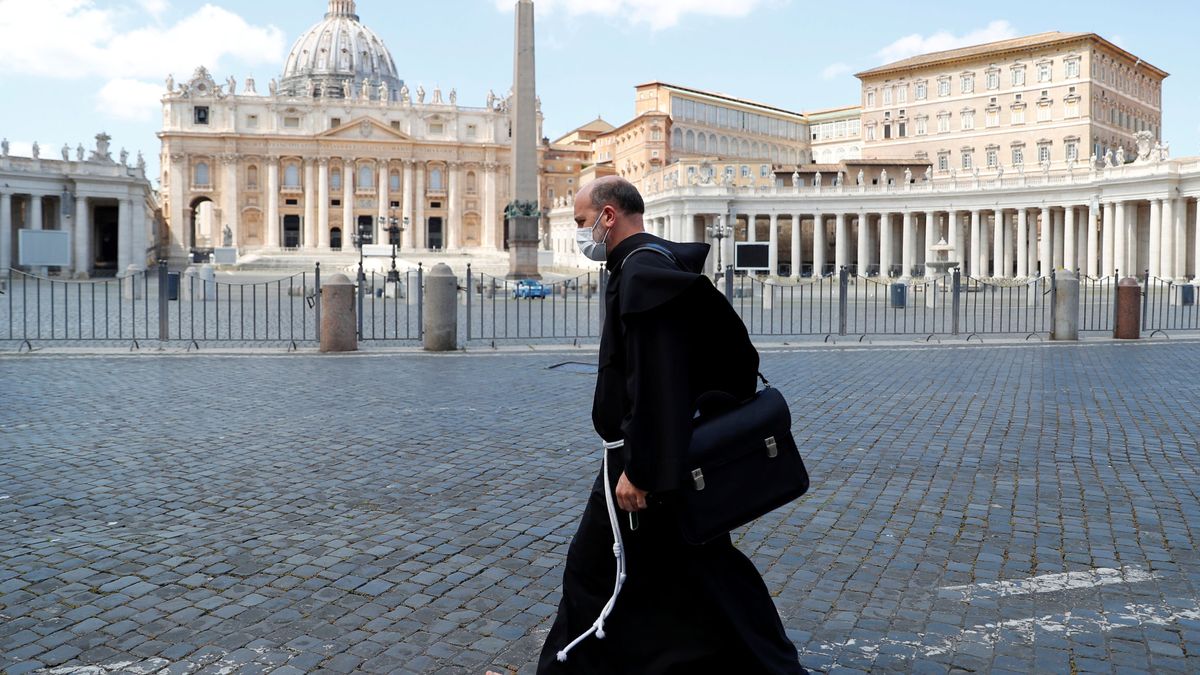 El Vaticano se prepara para desconfinarse: cardenales con mascarillas y una 'task force'