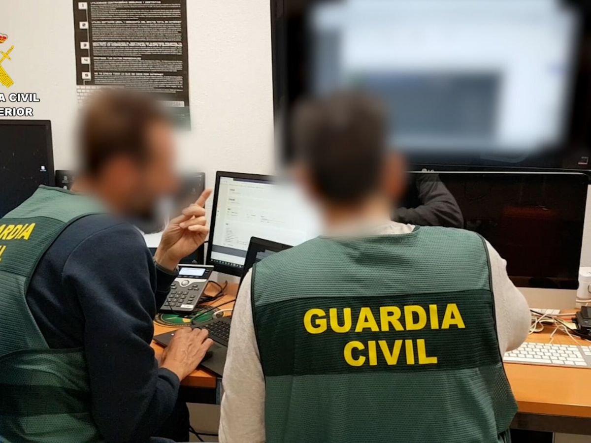 Foto: Dos agentes de la Guardia Civil investigan el caso. (EFE)