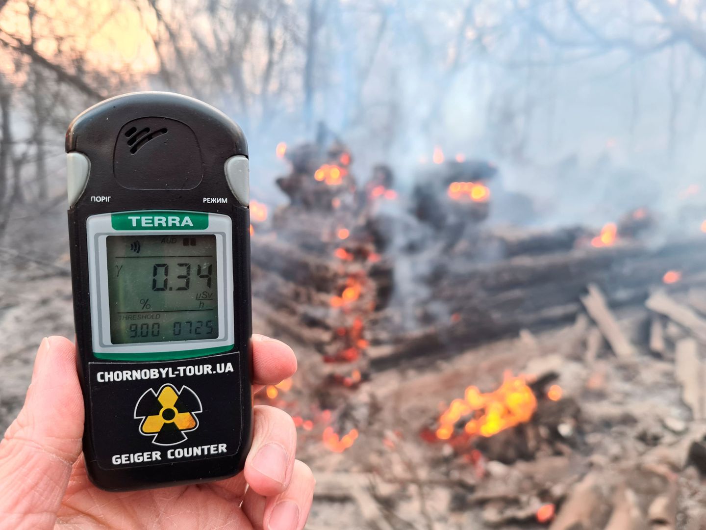Un contador mide el nivel de radiación alrededor de la planta de energía nuclear de Chernóbil. REUTERS