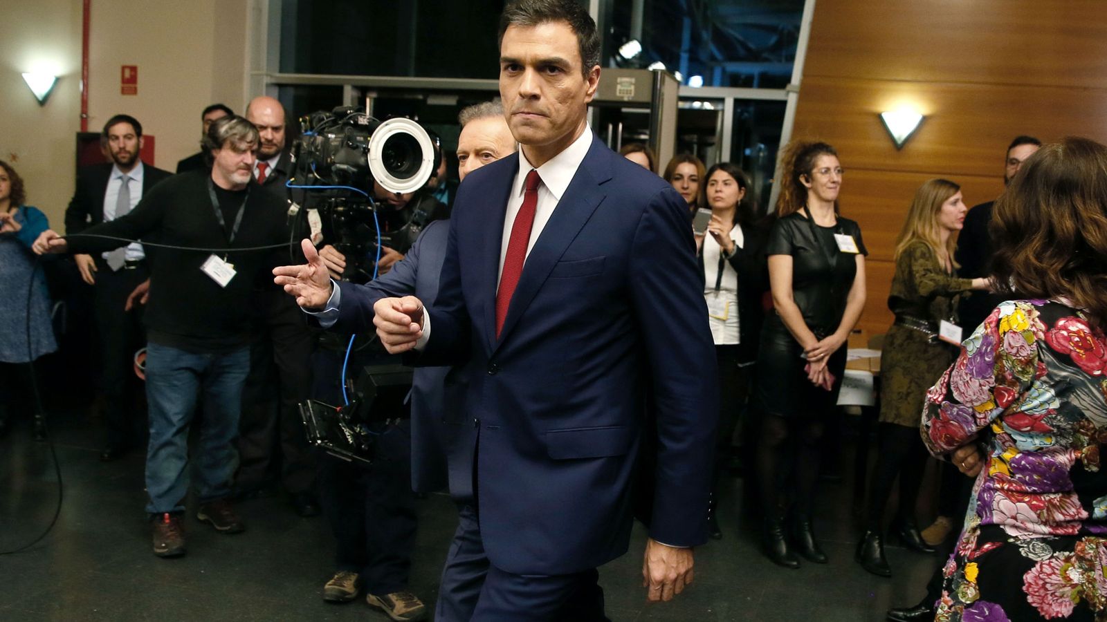 Foto: El candidato del PSOE en las generales, Pedro Sánchez, a su salida del cara a cara. (EFE)