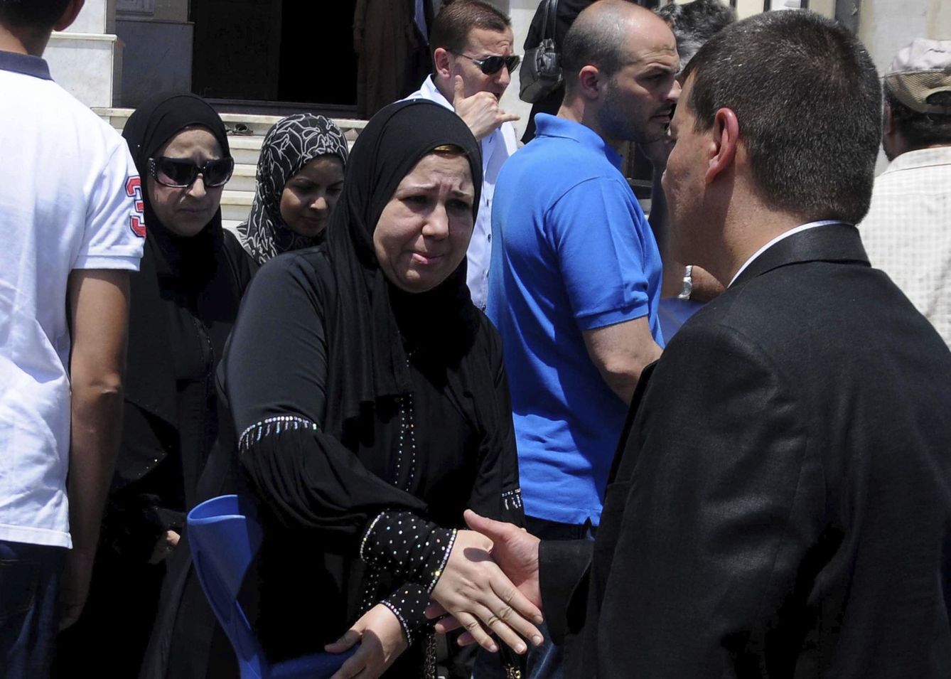 Familiares de las víctimas del avión desaparecido en una mezquita de El Cairo (Egipto). (EFE)