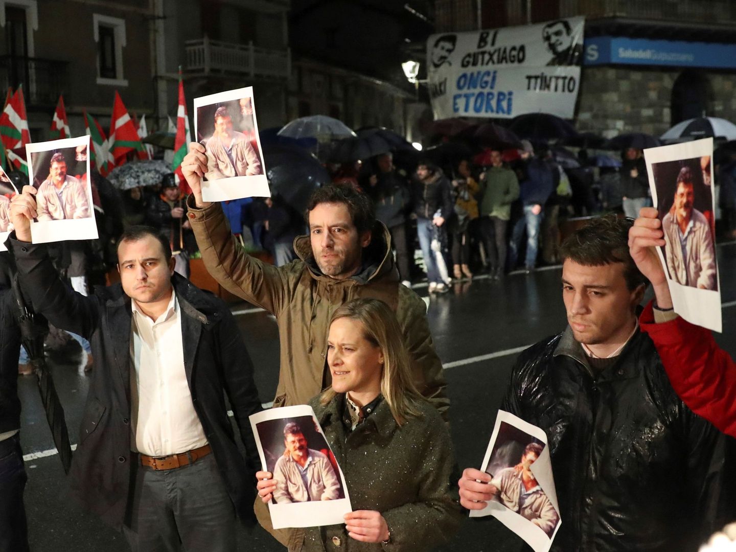 Dirigentes del PP vasco realizan una protesta durante el recibimiento a los etarras Ignacio Otaño e Iñaki Igerategi en Andoain. (EFE)