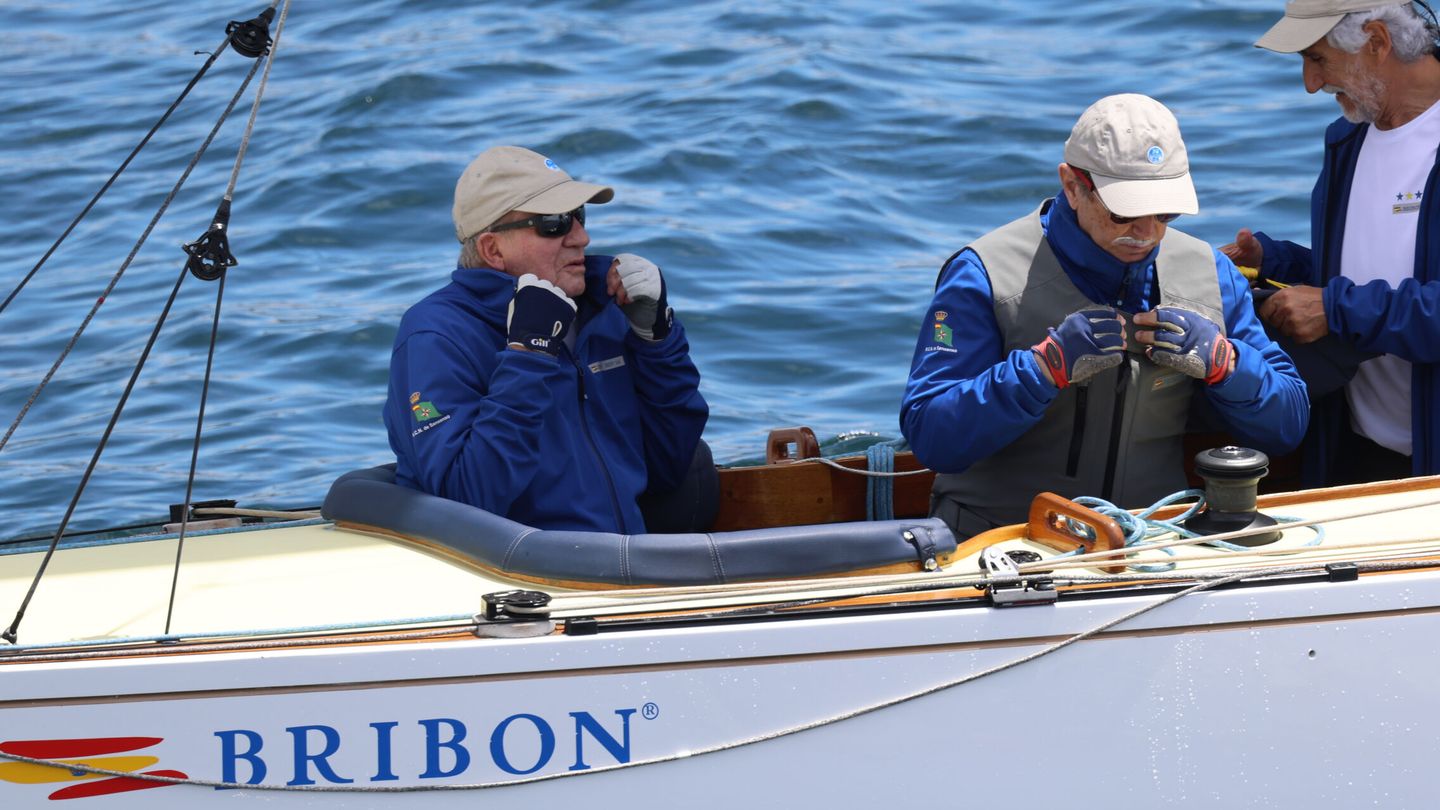 El Rey Juan Carlos disfruta en Sanxenxo de un viaje por alta mar. (Europa Press)