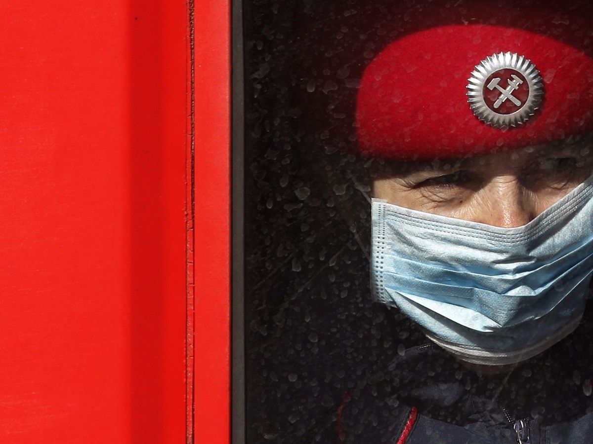 Foto: Un conductor protegido con mascarilla espera la llegada de viajeros en una estación de Moscú (EFE)