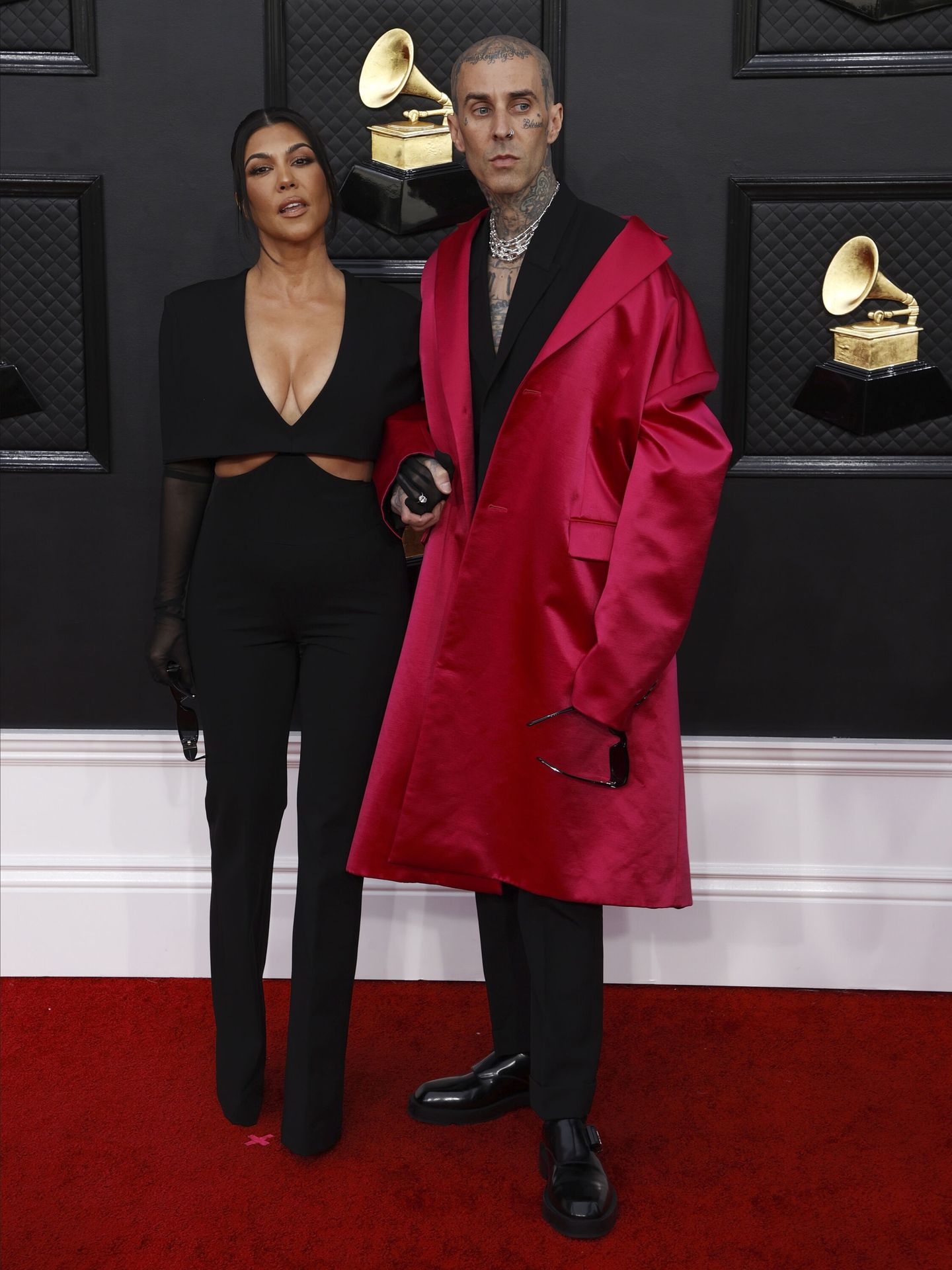 Kourtney Kardashian y Travis Barker, en la alfombra roja de los Grammy. (EFE/Swanson)