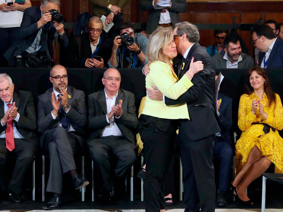 Foto: Quim Torra abraza a Betona Comín en una imagen de archivo. (EFE/Toni Albir)