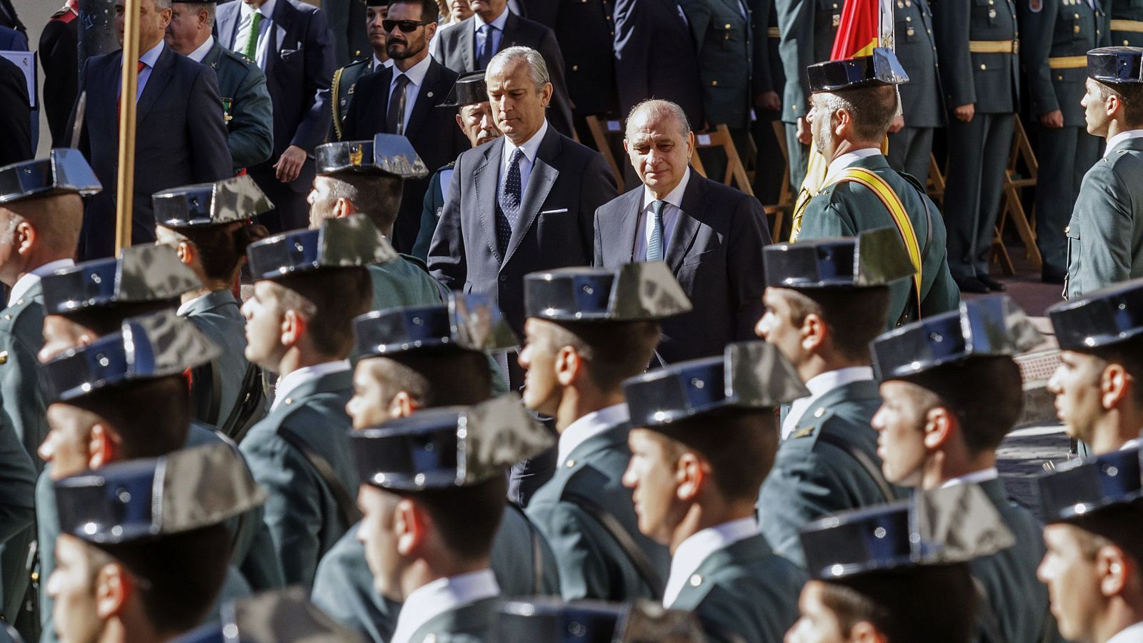 Foto: El exministro del Interior, Jorge Fernández Díaz, preside un desfile de la Guardia Civil. (EFE)