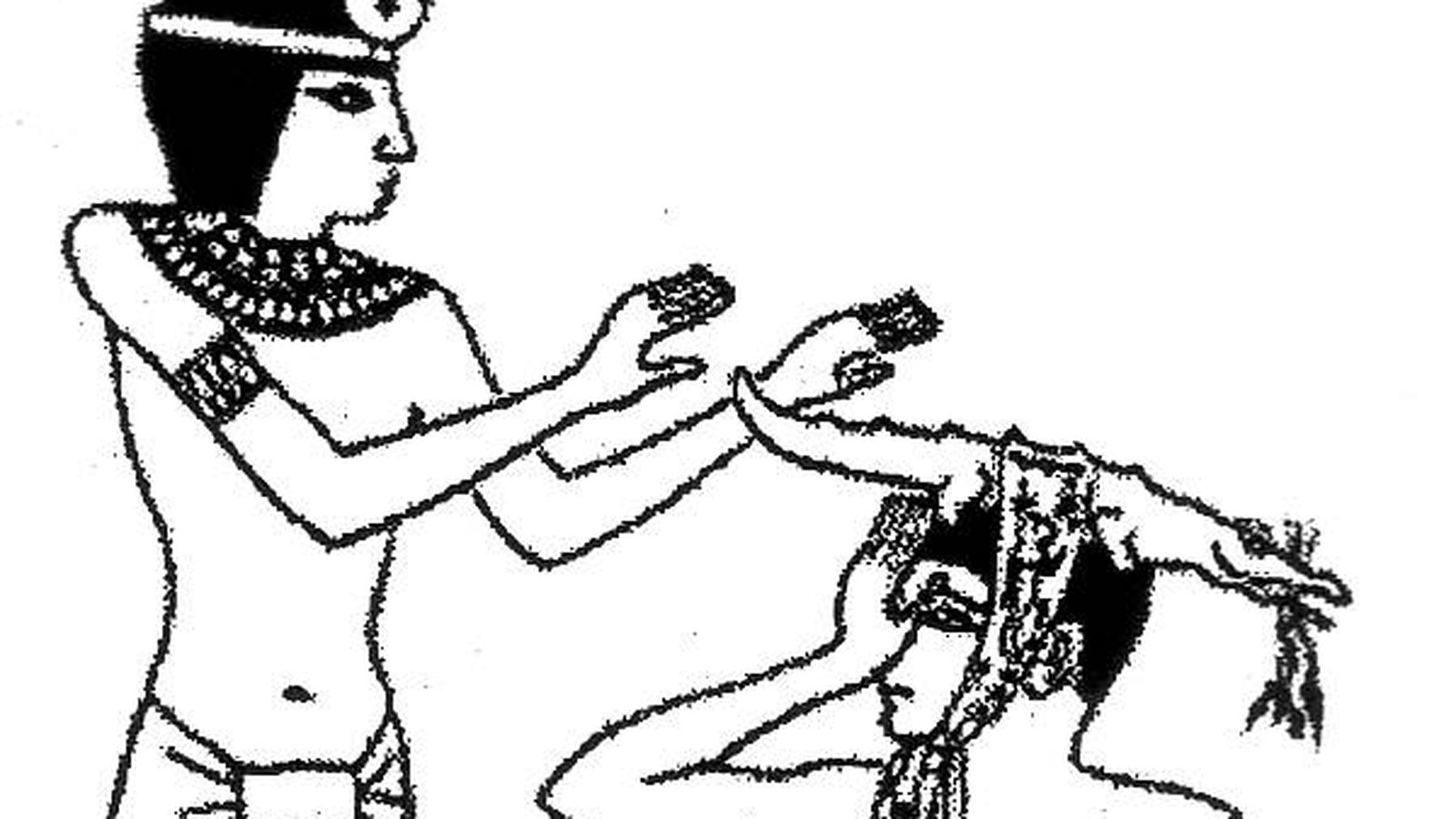 Un antiguo egipcio, tratando la migraña de un modo singular, recogido en un papiro: a base de un emplasto de hierbas y un cocodrilo de arcilla.