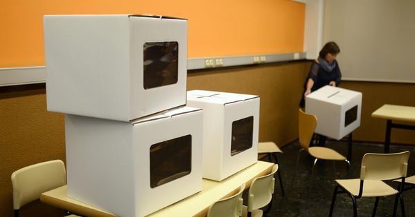 Foto: Urnas y papeletas preparadas en un colegio electoral durante la consulta de 2014. (AP)