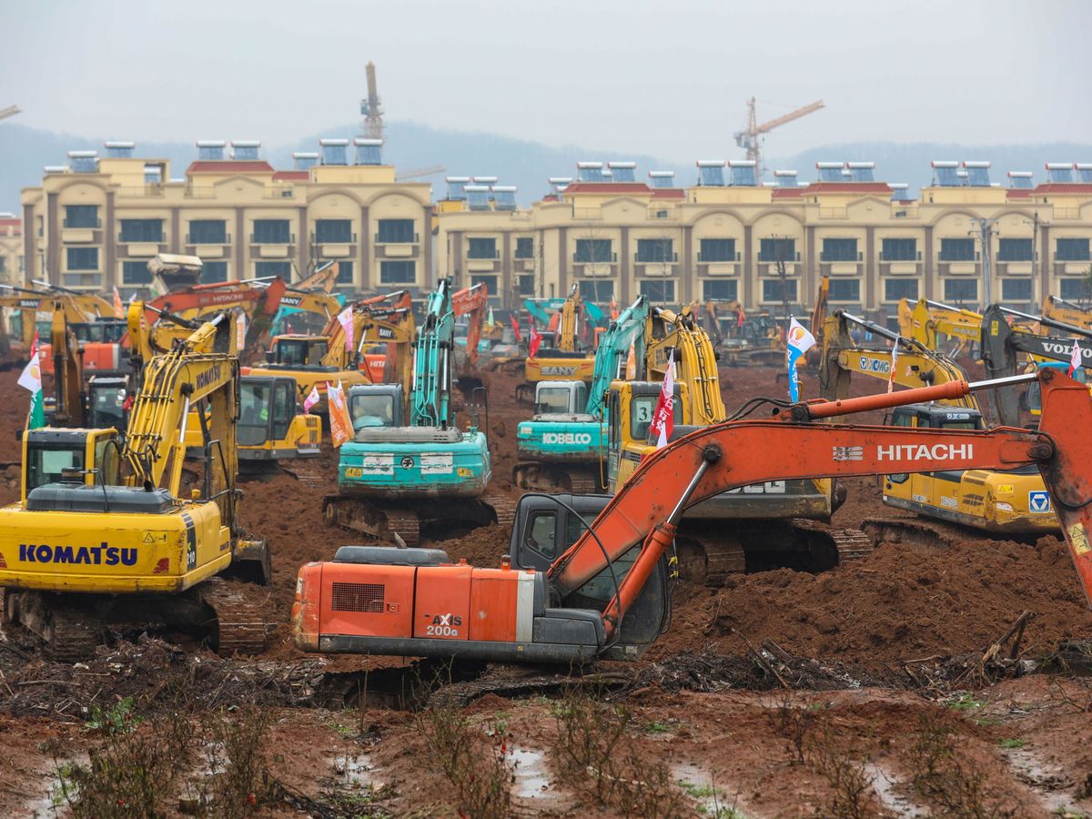 Foto: Construcción a contrarreloj de un hospital en Wuhan. (EFE)