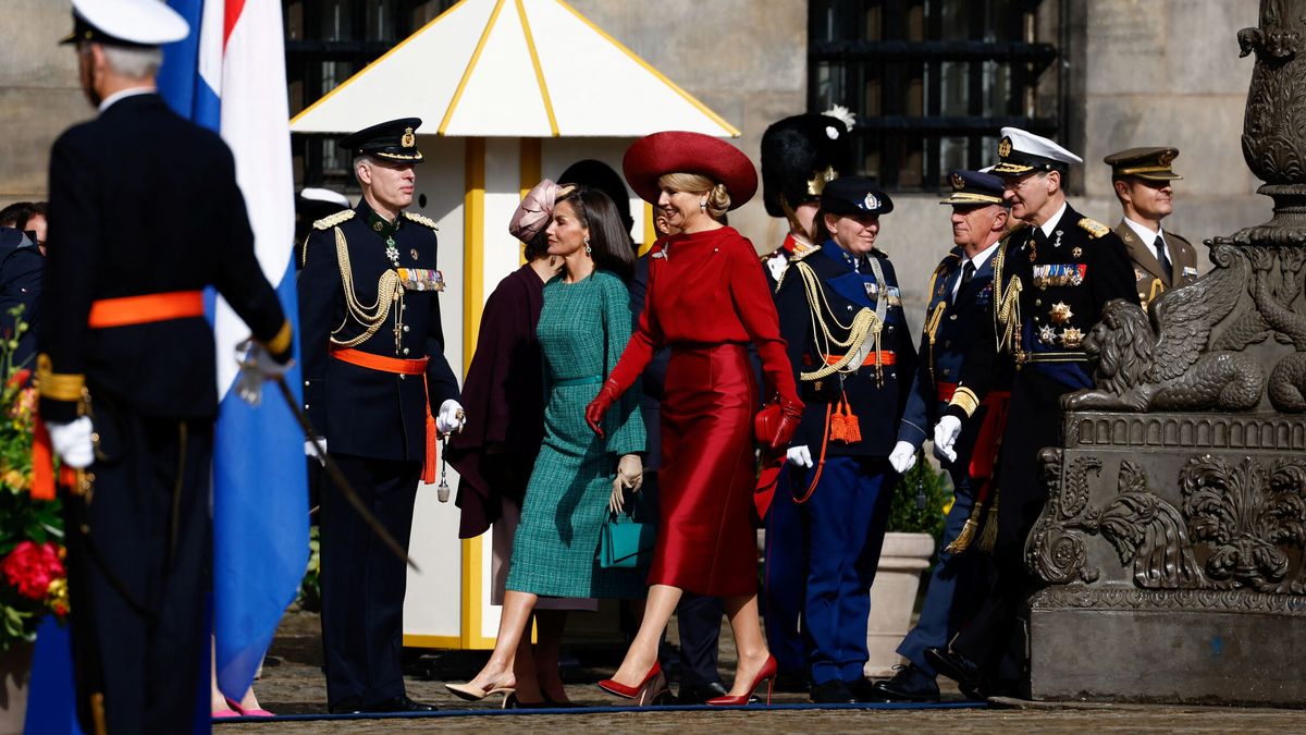Máxima de Holanda elige un total look de color burgundy para la bienvenida a los Reyes