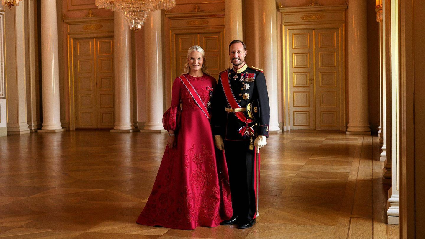 Mette-Marit y Haakon de Noruega en un nuevo retrato oficial. (Casa Real Noruega)