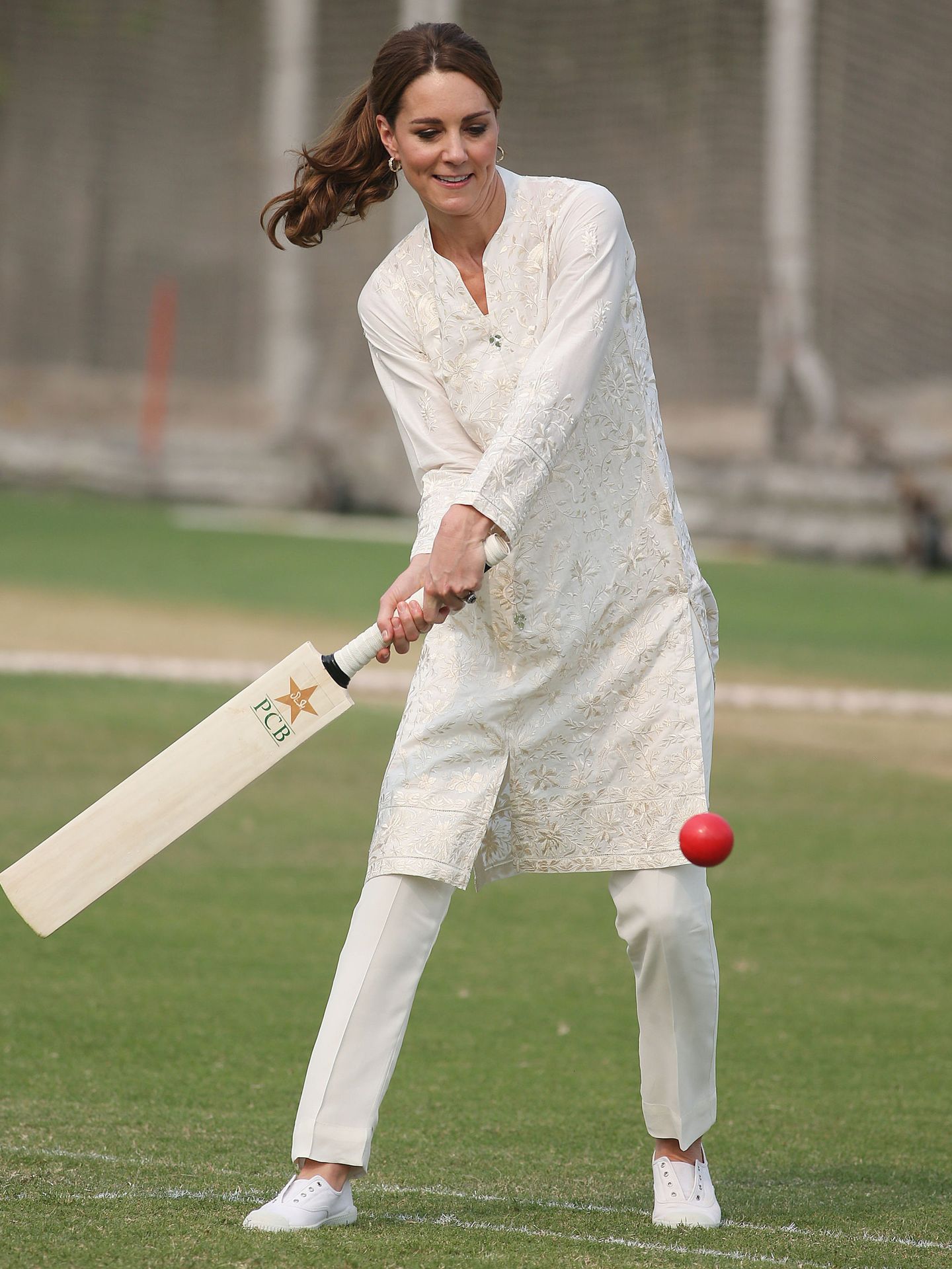 Kate, jugando al críquet. (EFE)