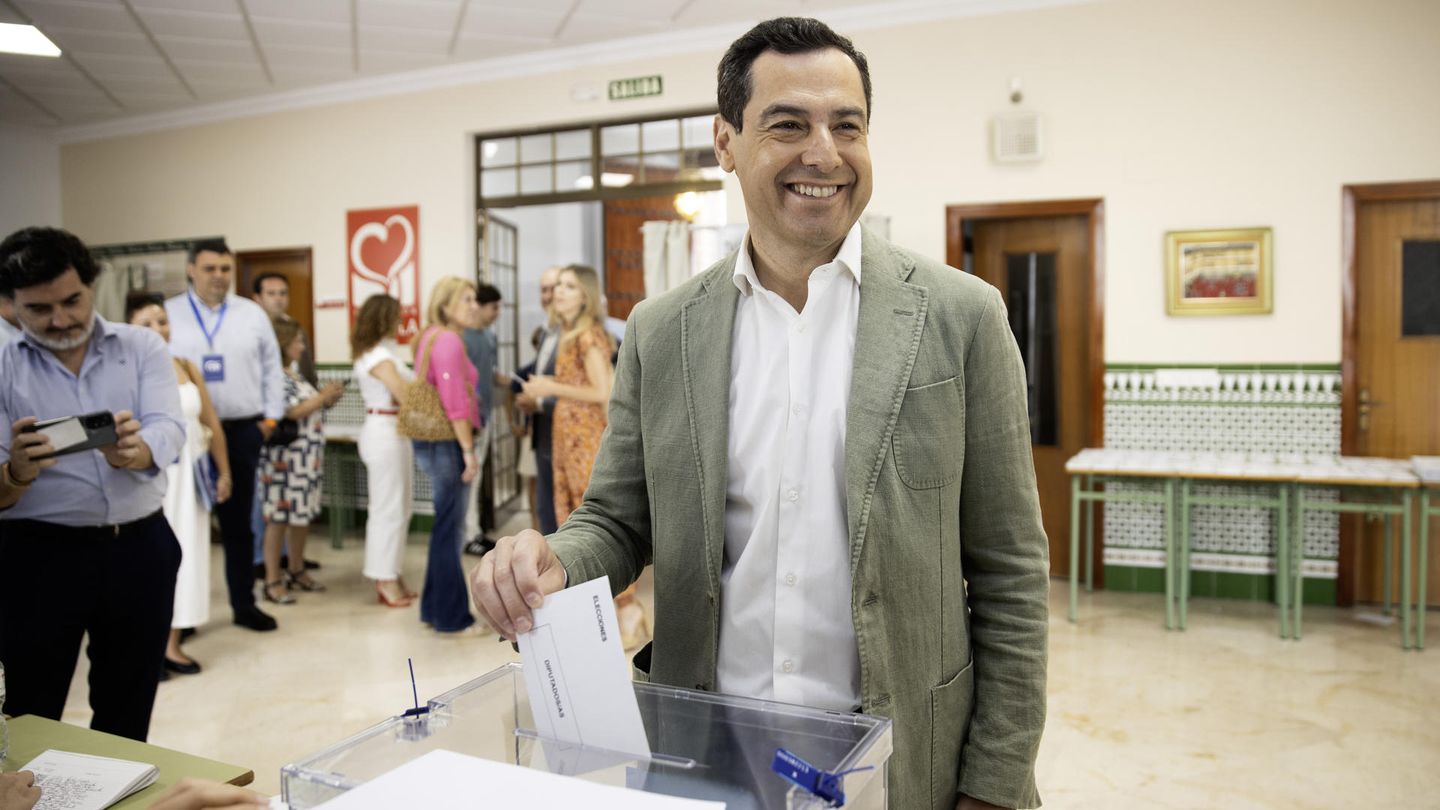 El presidente de Andalucía vota en las elecciones europeas. (EFE/Jorge Zapata)