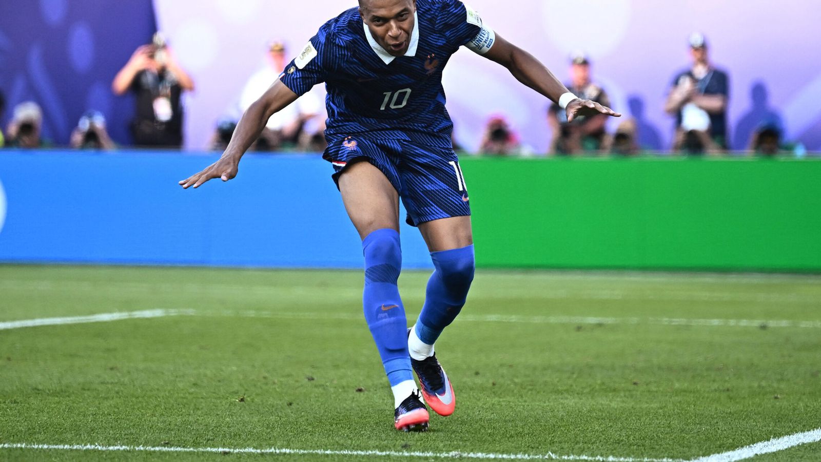 Mbappé derriba el muro de Paraguay con un penalti y manda a Francia a los cuartos de final del Mundial