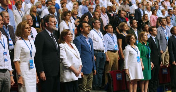 Foto: El himno de España sonando en el congreso nacional del Partido Popular. (EFE)