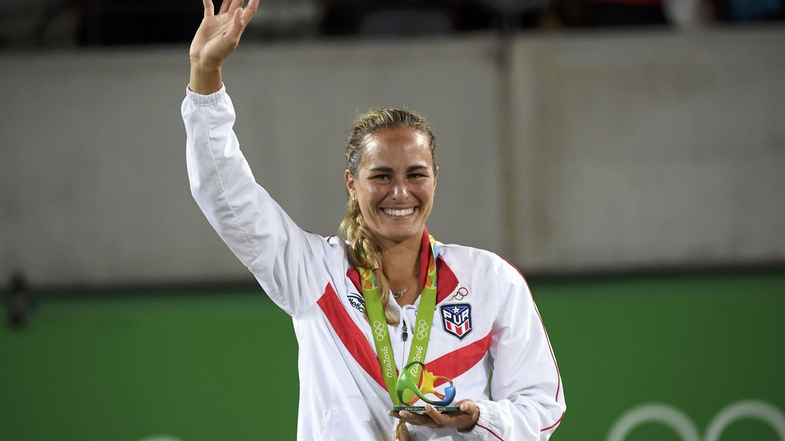 Foto: Mónica Puig con su medalla de oro (Toby Melville/REUTERS)