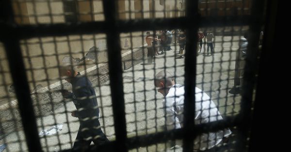 Foto: Presos en el patio de la cárcel Regina Coeli en Roma, en 2013. (Reuters)
