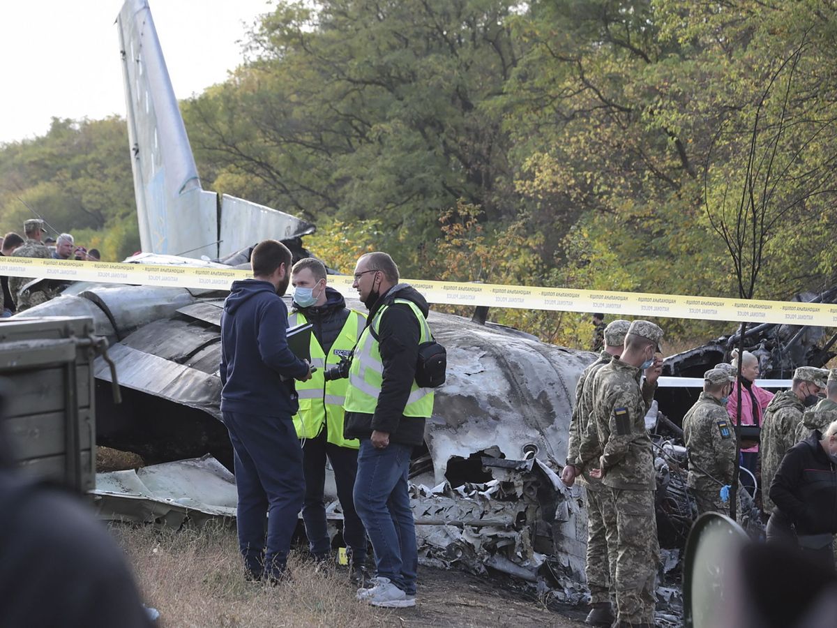 Foto: Equipos de rescate trabajan en la zona donde se ha estrellado el avión militar (EFE)