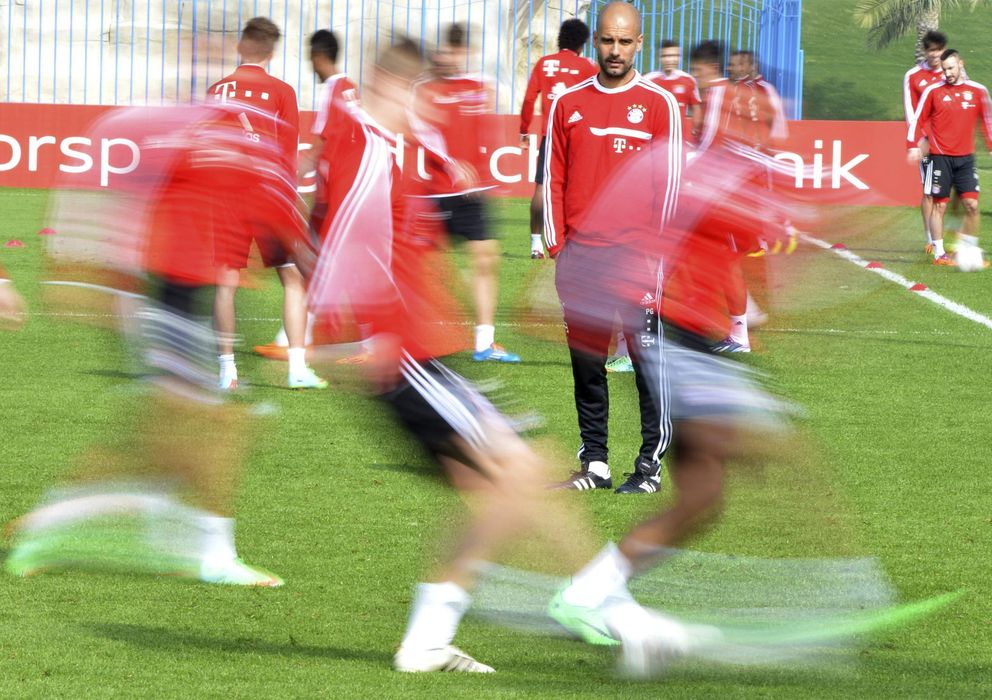 Foto: Pep Guardiola observa a sus jugadores durante una sesión de entrenamiento (Efe).