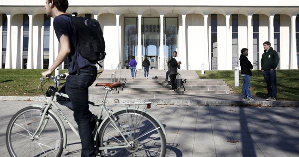Foto: Un ciclista pasa por delante de la Escuela de Relaciones Internacionales Woodrow Wilson en Princeton, en noviembre de 2015 (Reuters)
