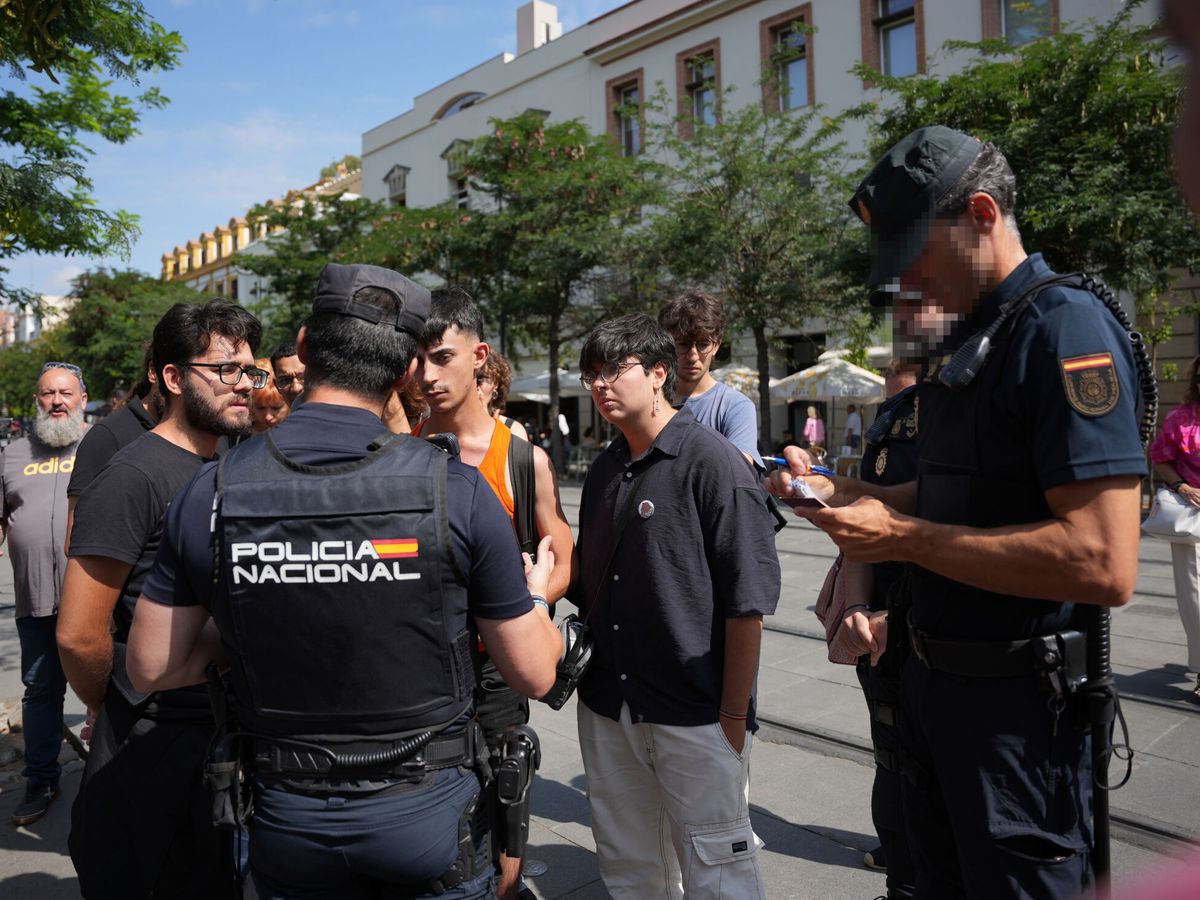 Foto: La Policía Nacional en el ejercicio de sus funciones en Sevilla. (Europa Press/María José López)