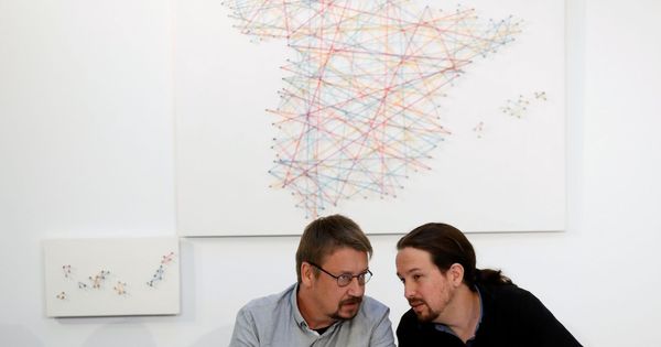 Foto: El líder de Podemos, Pablo Iglesias (d), junto al candidato de Catalunya en Comú, Xavier Domènech, durante la reunión del gabinete en la sombra 'Rumbo 2020'. (EFE)
